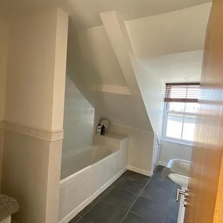 Caldey View- A Beautiful Flat In The Heart Oftenby Exterior photo